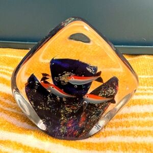 Art glass fish swimming paperweight decor